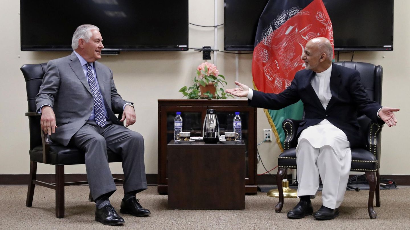 US-Außenminister Rex Tillerson (l.) traf sich zwar zum Gespräch mit dem afghanischen Präsidenten Ashraf Ghani (r.), allerdings nicht in Kabul