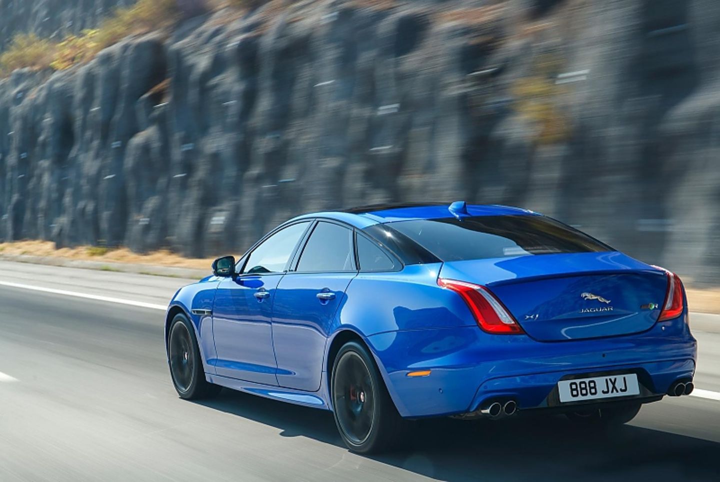 Über das Heck des Jaguar XJR575 läßt sich zumindest streiten