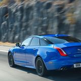 Über das Heck des Jaguar XJR575 läßt sich zumindest streiten