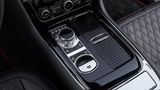 Der breite Mitteltunnel nimmt im Jaguar XJR575 viel Platz weg