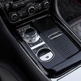 Der breite Mitteltunnel nimmt im Jaguar XJR575 viel Platz weg