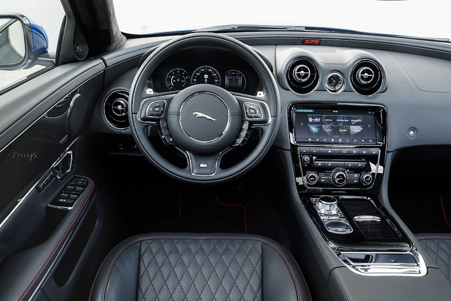Jaguar XJR575: Übersichtliches Cockpit, breiter und hoher Mitteltunnel