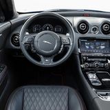Jaguar XJR575: Übersichtliches Cockpit, breiter und hoher Mitteltunnel