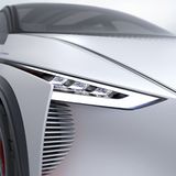 Die schmalen Scheinwerfer blitzen angriffslustig