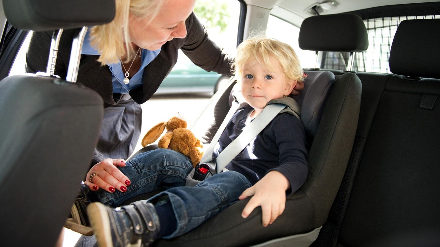 Stiftung Warentest und ADAC prüfen Autokindersitze: Ein Junge sitzt in einem Kindersitz im Auto