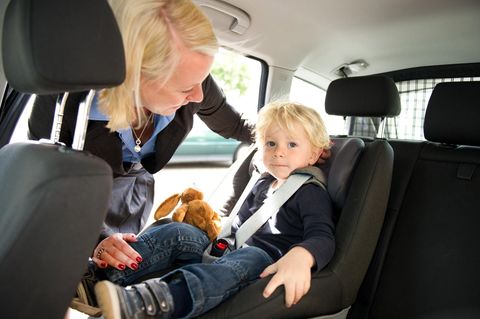 Stiftung Warentest und ADAC prüfen Autokindersitze: Ein Junge sitzt in einem Kindersitz im Auto