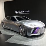Lexus Messestand - bißchen viel Grill, aber sehr elegant