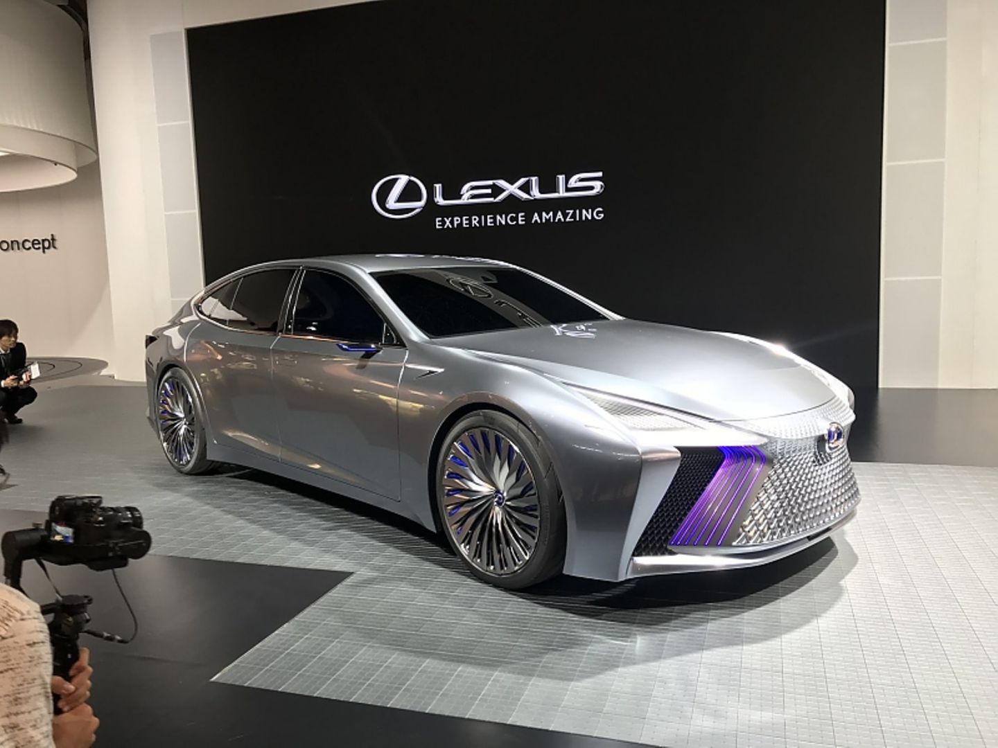 Lexus Messestand - bißchen viel Grill, aber sehr elegant