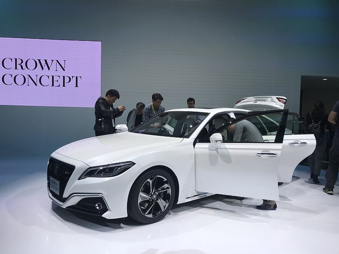 Toyota Crown - eine sehr seriennahe Studie des Mittelklassemodells