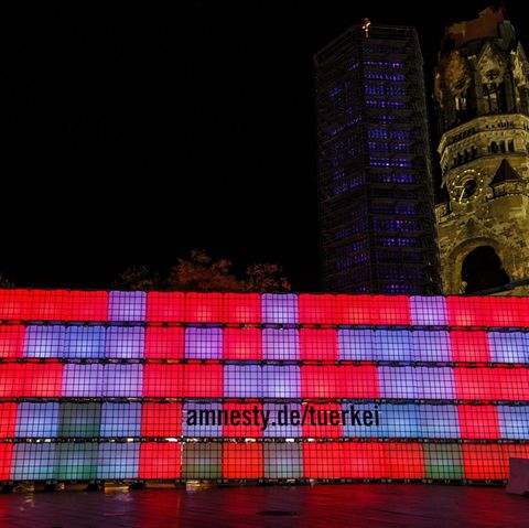 Eine Lichtinstallation in Berlin weist mit dem Wort "Free" auf die Situation von Peter Steudtner und anderen Inhaftierten hin.