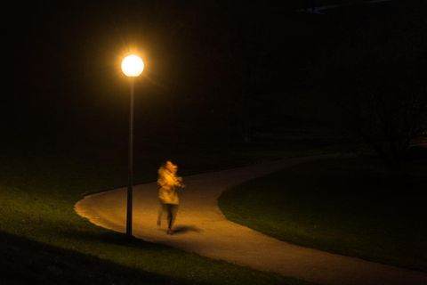 Junge Frau beim Joggen angegriffen und schwer verletzt