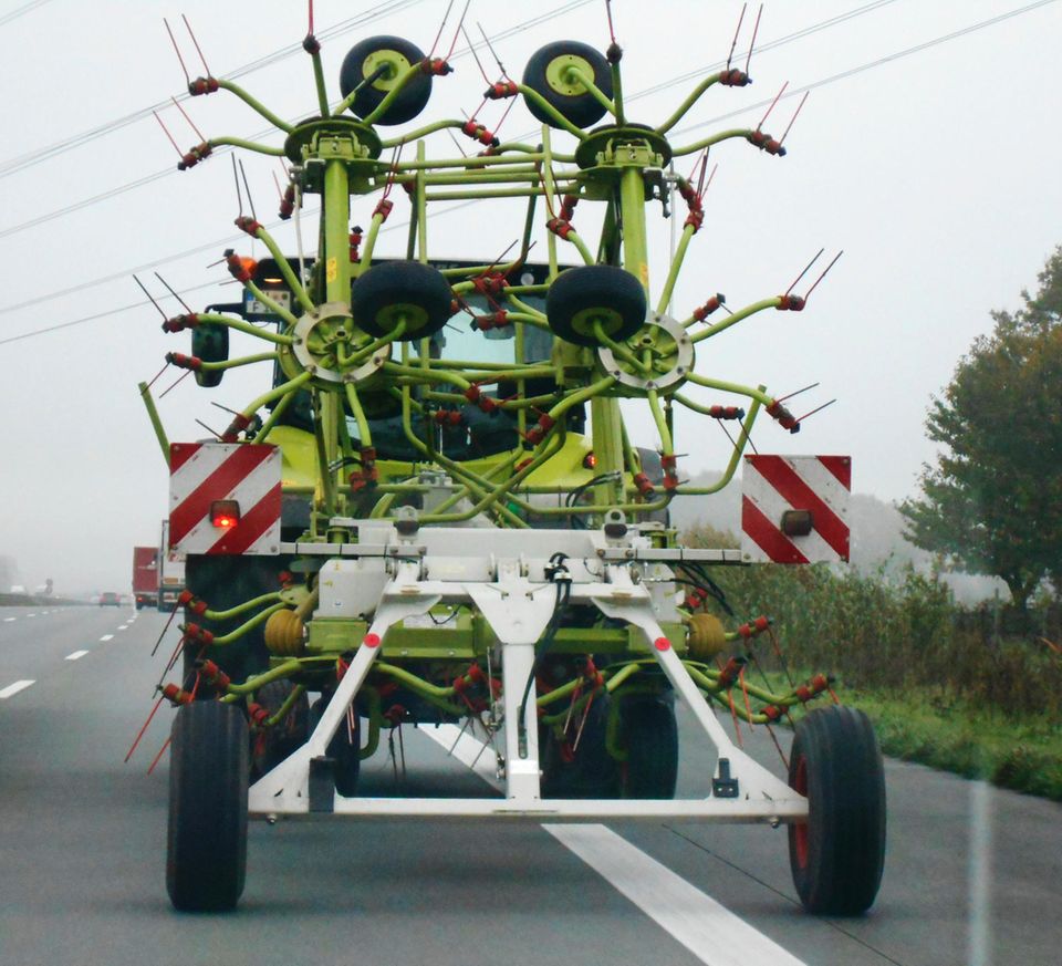 Trecker Das Handout der Polizei in Rotenburg zeigt einen Trecker mit Heuwender, der auf der Autobahn 1 bei Sottrum steht.