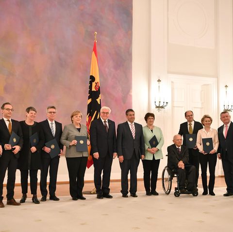 Entlassen und dennoch im Amt: Bundeskanzlerin Angela Merkel und ihre Minister im Schloss Bellevue