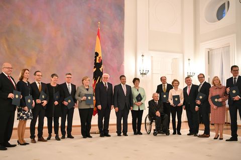 Entlassen und dennoch im Amt: Bundeskanzlerin Angela Merkel und ihre Minister im Schloss Bellevue