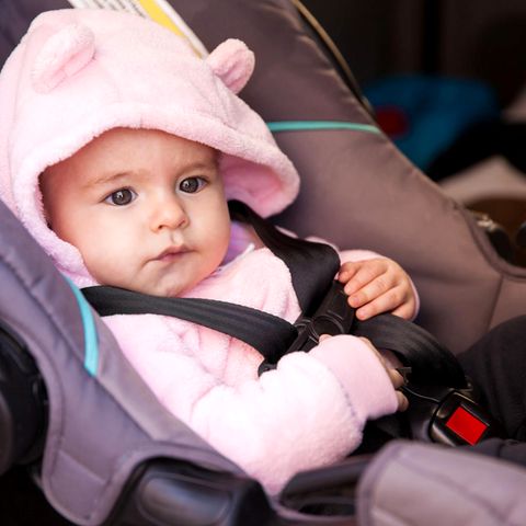 Ein Baby im Kindersitz