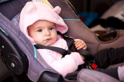 Ein Baby im Kindersitz