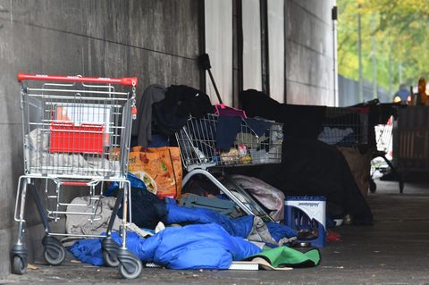 Obdachlose haben in Berlin unter einer Brücke im Tiergarten ein Lager errichtet