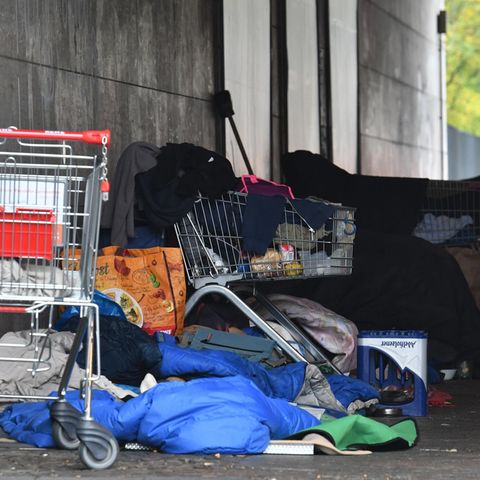 Obdachlose haben in Berlin unter einer Brücke im Tiergarten ein Lager errichtet