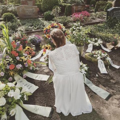 Grabschmuck statt Brautstrauß. Zwei Wochen vor ihrer Hochzeit stirbt Tim. Maggy Walter wird mit 28 Jahren Witwe.