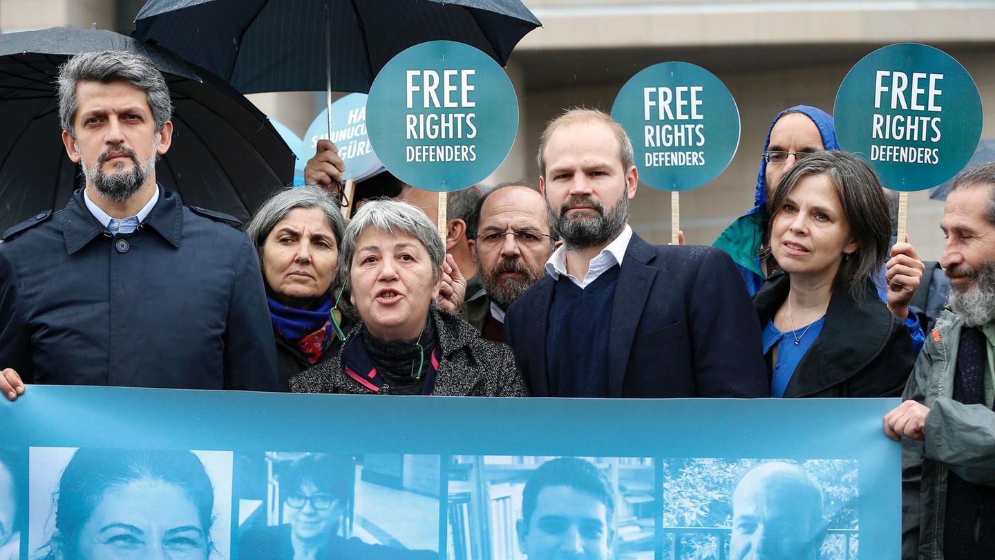Vor Prozessbeginn demonstrierten Aktivisten in Istanbul für die Freilassung des deutschen Menschenrechtlers Peter Steudtner