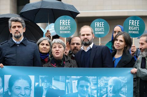 Vor Prozessbeginn demonstrierten Aktivisten in Istanbul für die Freilassung des deutschen Menschenrechtlers Peter Steudtner