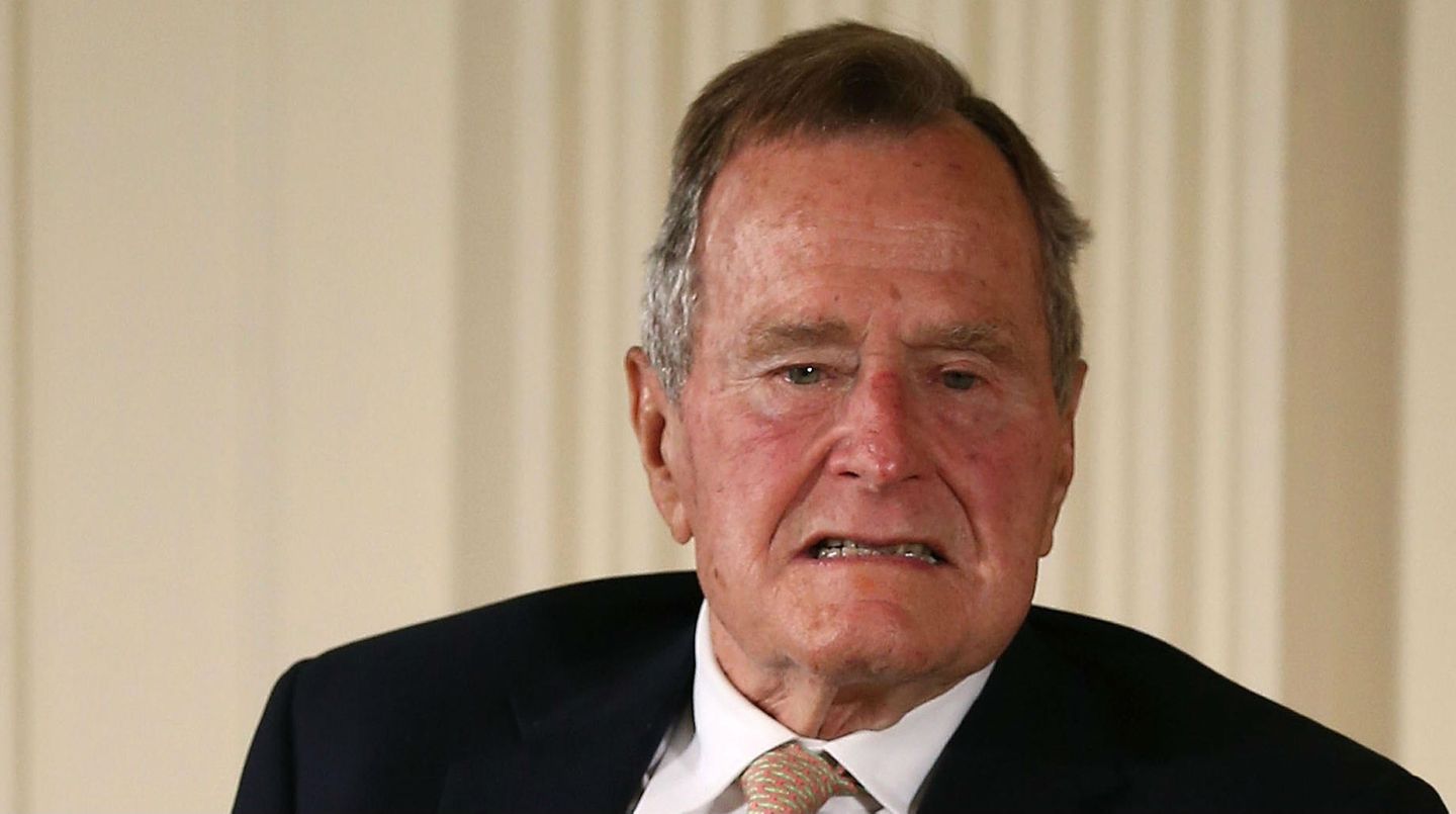 Ehemaliger US-Präsident: George Bush Senior: Der Mann, der vor Bill Clinton Präsident der Vereinigten Staaten war, sitzt seit einigen Jahren im Rollstuhl. Zwei Frauen berichten, von ihm betatscht worden zu sein. George Bush Senior: Der Mann, der vor Bill Clinton Präsident der Vereinigten Staaten war, sitzt seit einigen Jahren im Rollstuhl. Zwei Frauen berichten, von ihm betatscht worden zu sein.