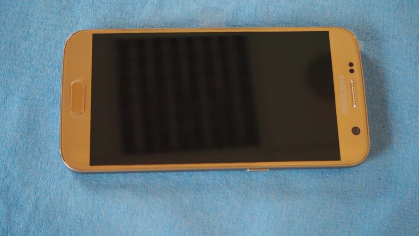 Die Polizei Delmenhorst sucht ein goldfarbenes Samsung-Handy