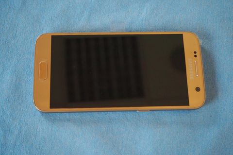 Die Polizei Delmenhorst sucht ein goldfarbenes Samsung-Handy