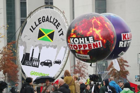 Demonstranten von Greenpeace und dem BUND protestierten Ende vergangener Woche in Berlin vor der Parlamentarischen Gesellschaft, in der die Sondierungsgespräche zwischen CDU/CSU, der FDP und den Grünen stattfinden.