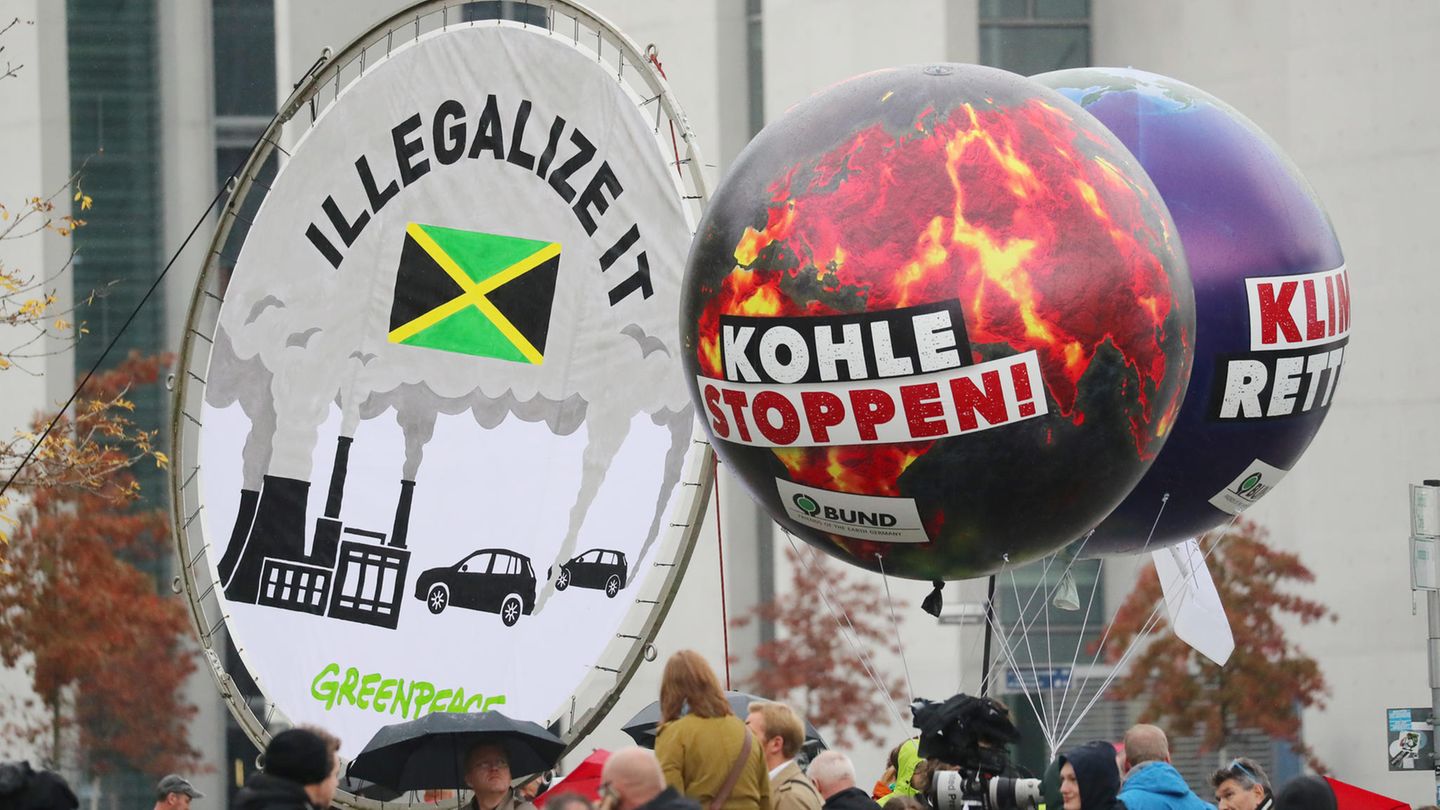 Demonstranten von Greenpeace und dem BUND protestierten Ende vergangener Woche in Berlin vor der Parlamentarischen Gesellschaft, in der die Sondierungsgespräche zwischen CDU/CSU, der FDP und den Grünen stattfinden.
