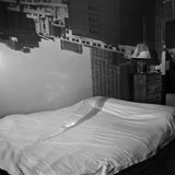 Das Empire State Building gespiegelt im Schlafzimmer in New York, 1994.  Dieses und weitere Motive finden Sie hier.