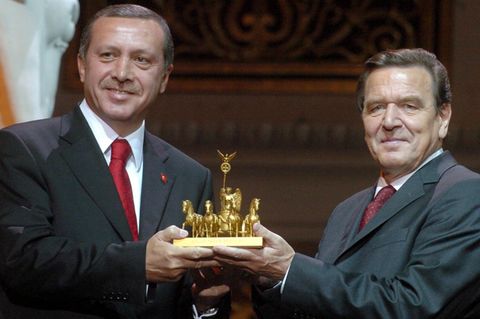 Altkanzler Gerhard Schröder soll Freilassung Steudtners bei Erdogan erwirkt haben