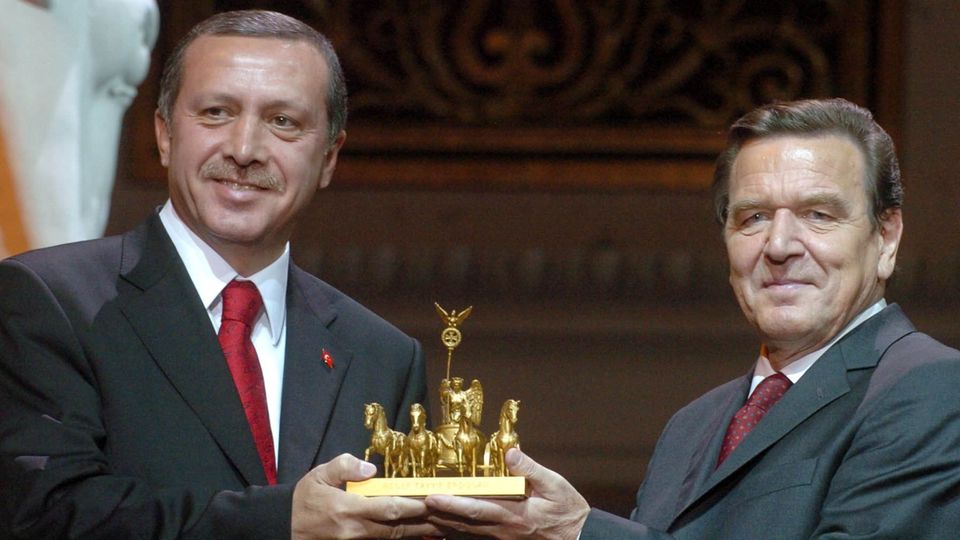 Altkanzler Gerhard Schröder soll Freilassung Steudtners bei Erdogan erwirkt haben