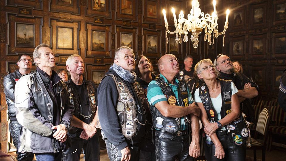 Kutte, Grill und "Dreiradmonster: Rundflug mit Kulturprogramm: Die „Eulen“, 20. Jahrhundert, bewundern das Herrenhaus Gut Ludwigsburg, 18. Jahrhundert Rundflug mit Kulturprogramm: Die „Eulen“, 20. Jahrhundert, bewundern das Herrenhaus Gut Ludwigsburg, 18. Jahrhundert