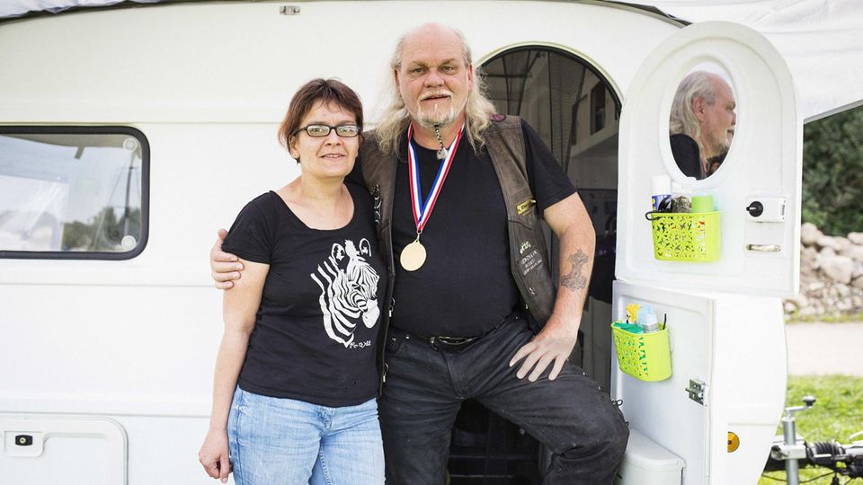 Kutte, Grill und "Dreiradmonster: Susi und ihr Goldstück Thorsten sind stolz auf ihren eigenhändig restaurierten Wohnwagen. Und ein bisschen auch darauf, dass sie sich vom Leben nicht unterkriegen lassen Susi und ihr Goldstück Thorsten sind stolz auf ihren eigenhändig restaurierten Wohnwagen. Und ein bisschen auch darauf, dass sie sich vom Leben nicht unterkriegen lassen