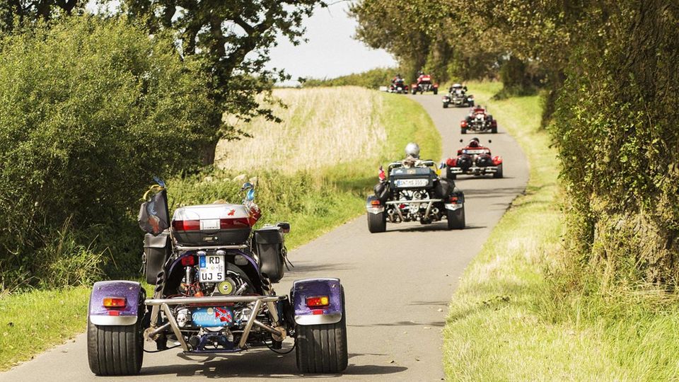 Kutte, Grill und "Dreiradmonster: Das Leben ist zu kurz, um stillos durch die Gegend zu rasen. Triker cruisen, gern auch mit Wohnwagen im Schlepp Das Leben ist zu kurz, um stillos durch die Gegend zu rasen. Triker cruisen, gern auch mit Wohnwagen im Schlepp