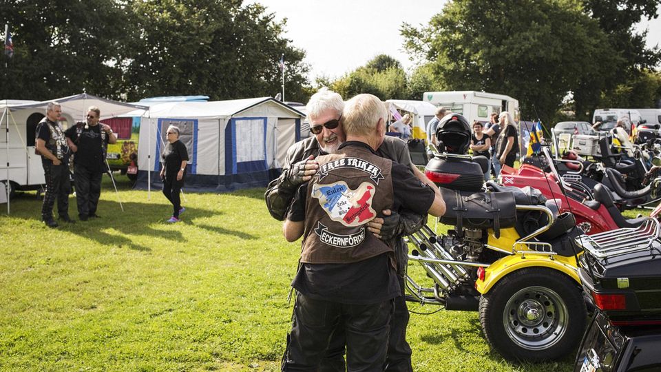 Kutte, Grill und "Dreiradmonster: Kaffee oder Bier? In dieser Reihenfolge, bitte. Im Basislager begrüßt Gerhard den Harley-Triker Rainer Kaffee oder Bier? In dieser Reihenfolge, bitte. Im Basislager begrüßt Gerhard den Harley-Triker Rainer