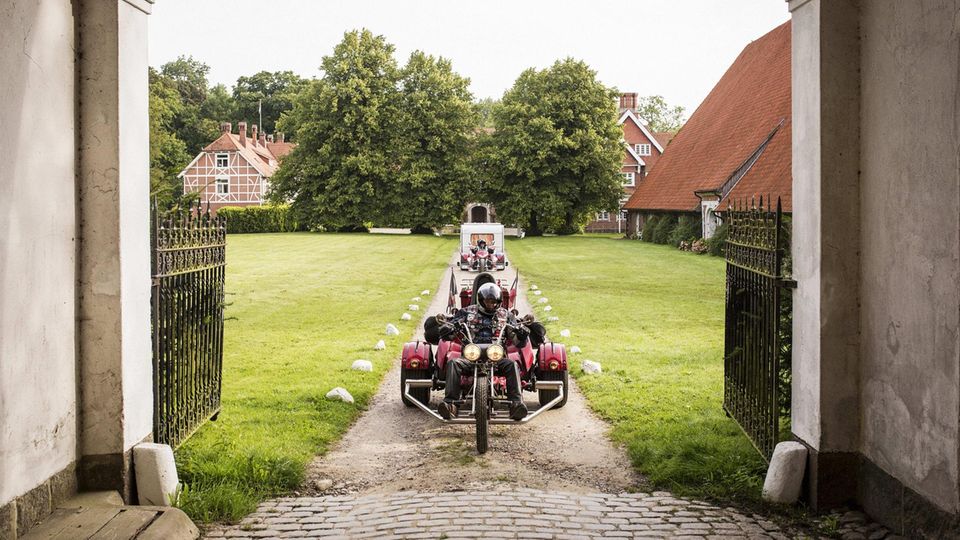 Kutte, Grill und "Dreiradmonster: Formationsflug zurück ins Basislager. Zeit, den Grill anzuwerfen Formationsflug zurück ins Basislager. Zeit, den Grill anzuwerfen