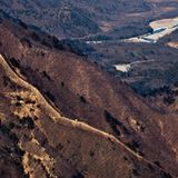 Der harte Grenzverlauf entlang eines Bergkammes.