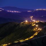 Nachts steht die Grenze zwischen beiden Ländern im Flutlicht der Scheinwerfer.