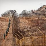 Die unüberwindbare Grenze zwischen Nord- und Südkorea: Soldaten patrouillieren am hohen Grenzzaun.