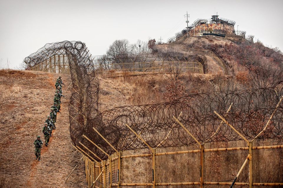 Die unüberwindbare Grenze zwischen Nord- und Südkorea: Soldaten patrouillieren am hohen Grenzzaun.