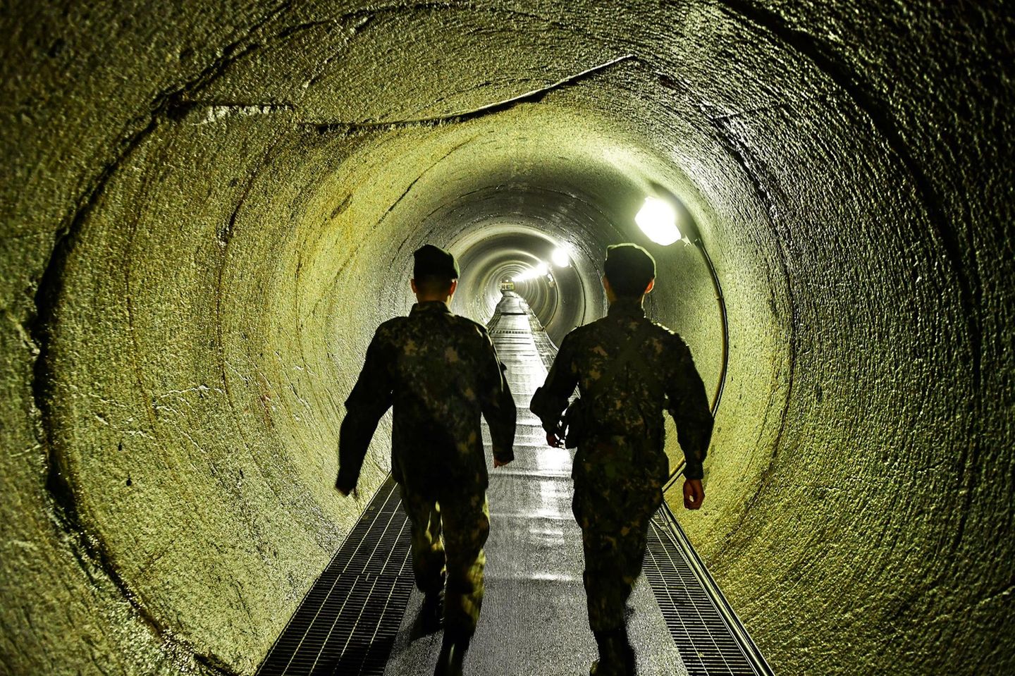 Unterirdische Gänge führen zu den Beobachtungspunkten. Im Laufe der Zeit wurden auch vier von Nordkoreanern gegrabene Spionagetunnel entdeckt, die bis unter das Territorium der DMZ auf südkoreanischer Seite gegraben wurden.