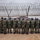 Schwer bewaffnet: Soldaten auf der Südseite schauen durch den Zaun nach Norden.