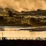 Machtdemonstrationen mit gepanzerten Fahrzeugen diesseits und jenseits der Grenze.
