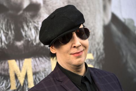 Mit Schiebermütze und Sonnenbrille lächelt Brian Warner alias Marilyn Manson in die Kamera