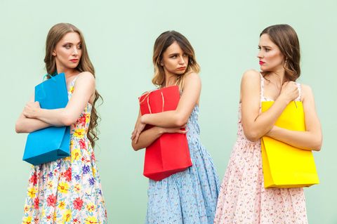 Neidische Frauen blicken sich an