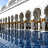 Scheich-Zayid-Moschee  Sie gehört zu den größten Moscheen der Welt und ist nach Emir Zayid bin Sultan Al Nahyan, einem Mitgründer und erstem Präsidenten der Vereinigten Arabischen Emirate benannt.  Unübersehbar mit seinen Kuppeln und den vier 107 Meter hohen Minaretten liegt der weiße und mit viel Marmor ausgestattete Prachtbau östlich des Zentrums. Mit Ausnahme von Freitagmorgen kann der Sakralbau täglich besichtigt werden.  Infos: www.szgmc.gov.ae