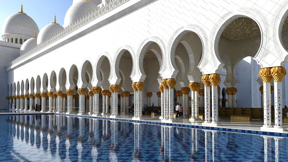 Scheich-Zayid-Moschee  Sie gehört zu den größten Moscheen der Welt und ist nach Emir Zayid bin Sultan Al Nahyan, einem Mitgründer und erstem Präsidenten der Vereinigten Arabischen Emirate benannt.  Unübersehbar mit seinen Kuppeln und den vier 107 Meter hohen Minaretten liegt der weiße und mit viel Marmor ausgestattete Prachtbau östlich des Zentrums. Mit Ausnahme von Freitagmorgen kann der Sakralbau täglich besichtigt werden.  Infos: www.szgmc.gov.ae