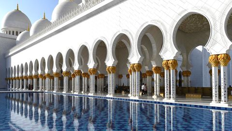 Scheich-Zayid-Moschee  Sie gehört zu den größten Moscheen der Welt und ist nach Emir Zayid bin Sultan Al Nahyan, einem Mitgründer und erstem Präsidenten der Vereinigten Arabischen Emirate benannt.  Unübersehbar mit seinen Kuppeln und den vier 107 Meter hohen Minaretten liegt der weiße und mit viel Marmor ausgestattete Prachtbau östlich des Zentrums. Mit Ausnahme von Freitagmorgen kann der Sakralbau täglich besichtigt werden.  Infos: www.szgmc.gov.ae
